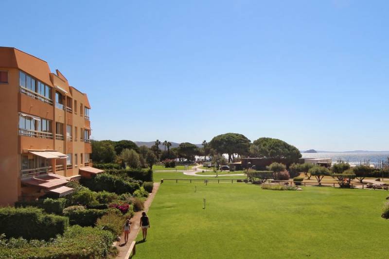 location de vacances dans le Var vers Hyères : Agence de la Plage de l'Argentière à La Londe