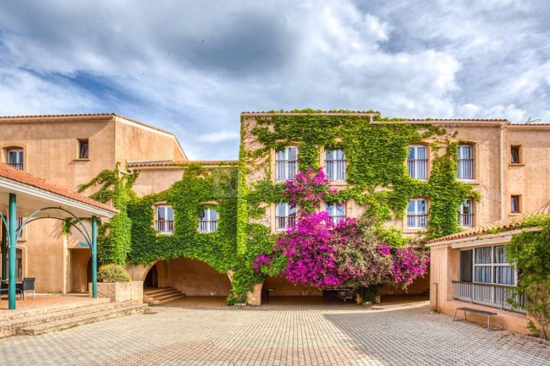 Village de vacances près de la plage et au milieu des vignes à La Londe proche de Hyères dans le Var